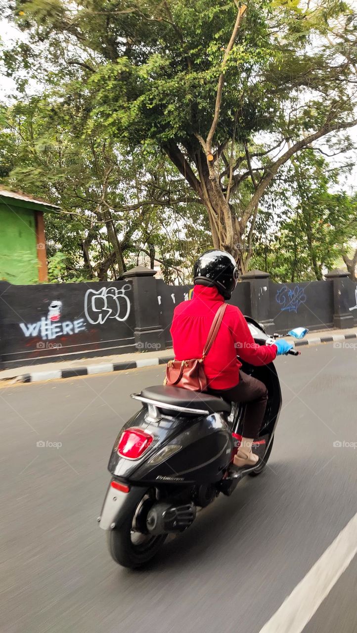 naik vespa ke kampus