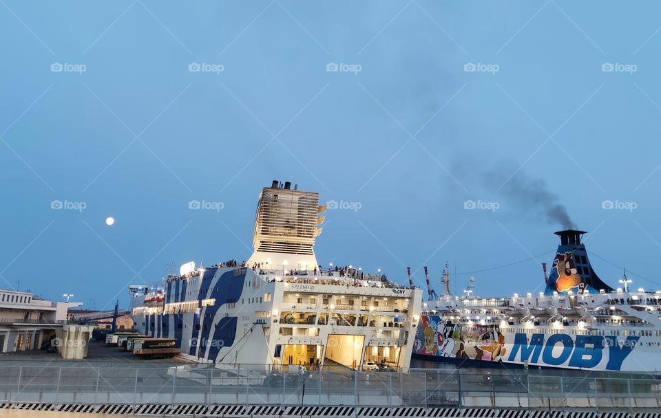 traghetti porto di Genova