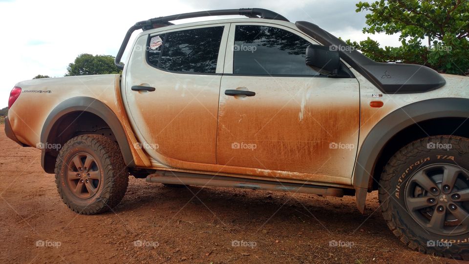 Caminhonete suja de barro e lama.
