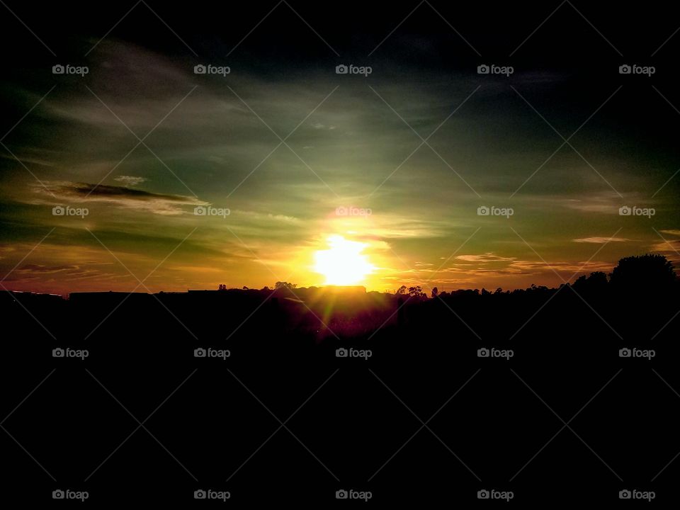 Olha aí o sol, ainda tímido mas brilhante, passando para nos dar um "bom dia de vida" nesta 6a feira.