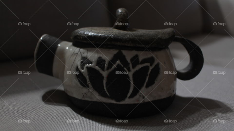 (i4elementi) teapot in refractory clay, made with the raku cracklé technique