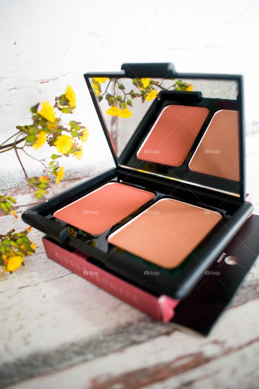 Blush palette make-up with yellow flowers.