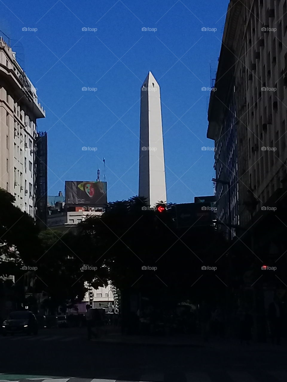 imagen del Obelisco , monumento emblemático enclavado en las avenidas Corrientes y 9 de Julio en pleno centro de la ciudad de Buenos Aires.