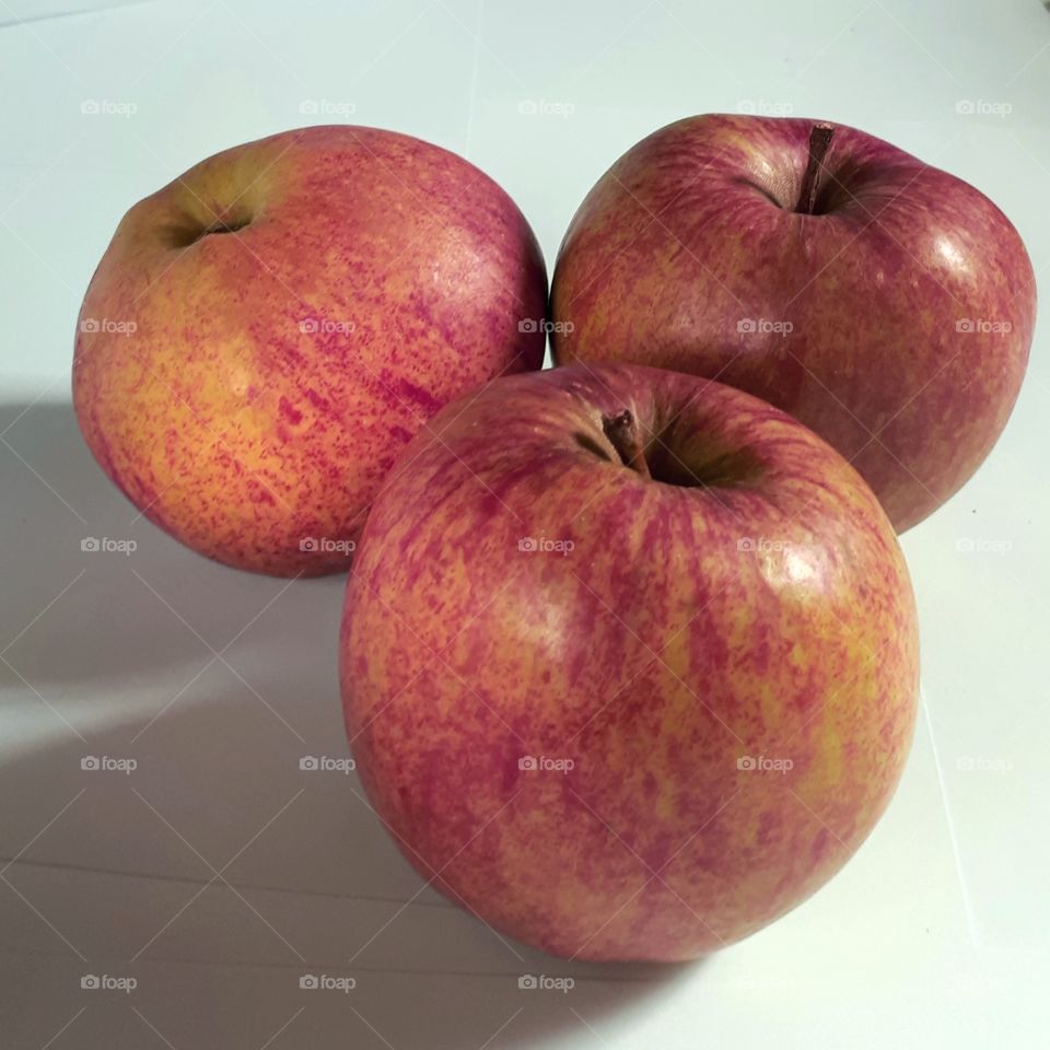 3 red apples