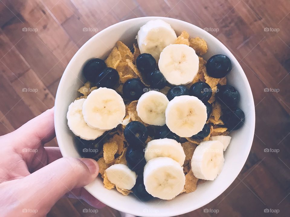 A delicious bowl of cornflakes with fresh organic blueberries and bananas! 
