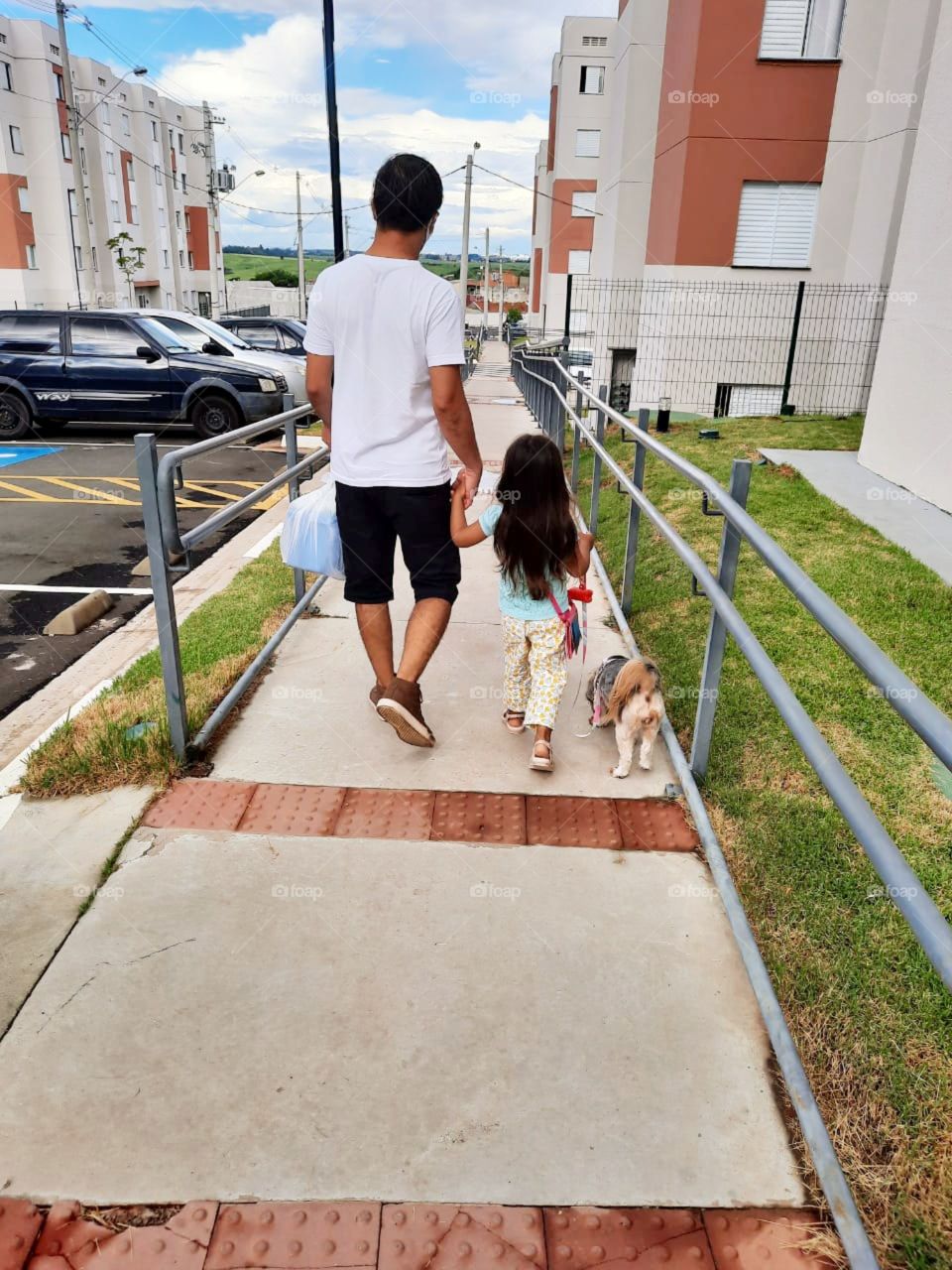 A walk in the morning, whether alone, accompanying, with the children or even with your pet, helps to stimulate a therapy in our conscience. Feeling willing, healthy, happy with yourself, improves our quality of life a lot.