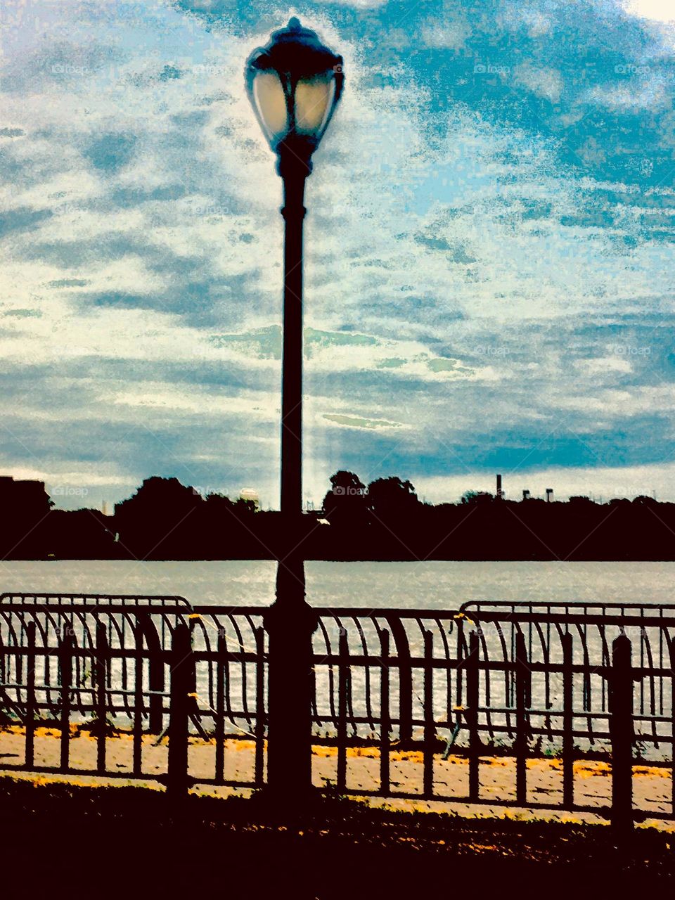 Another photo of the old style street lantern on the boardwalk along the shore of the East River on the Brooklyn side from 2018. Hypnotic Productions