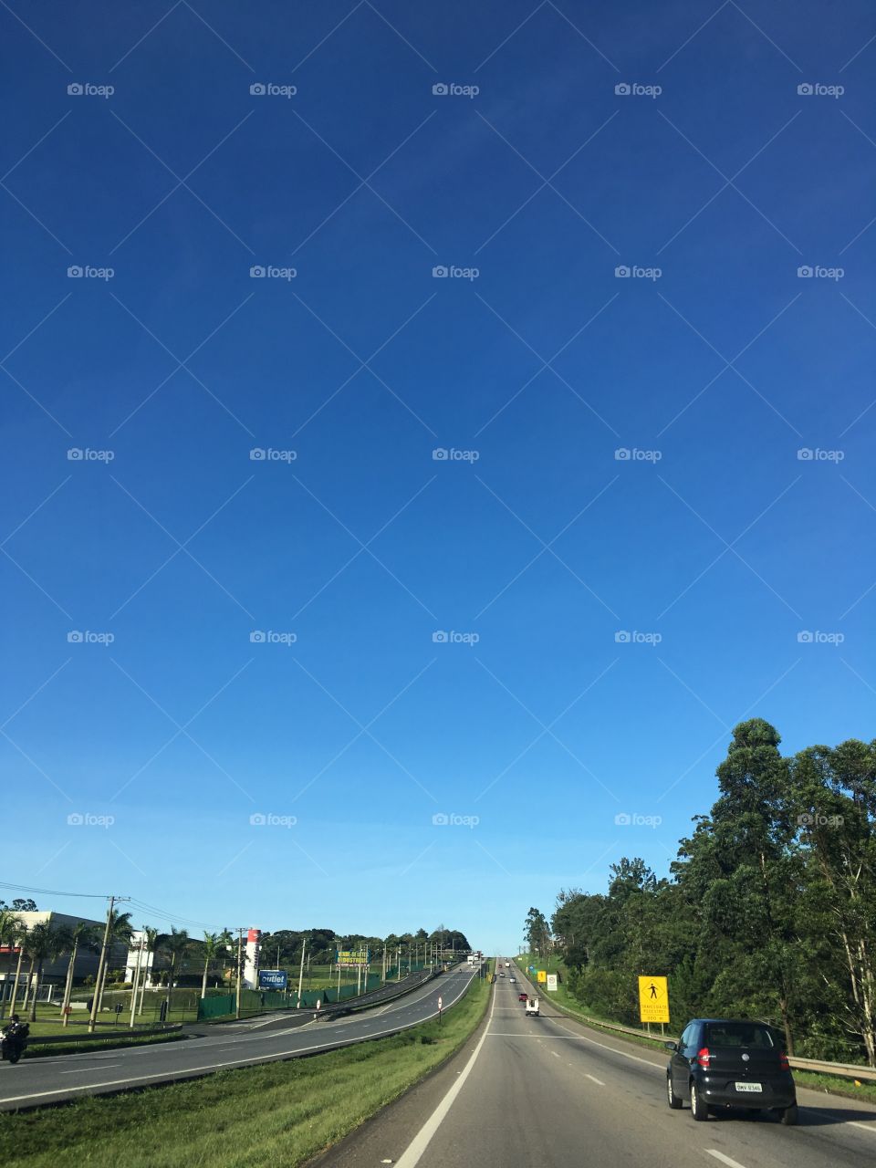 PARA O #INFINITO E AVANTE!
#NoFilter -
🗾Um #céu azul totalmente inspirador, sem nenhuma #nuvem para quebrar o bucolismo.
🌲
#natureza #paisagem #fotografia #mobgrafia #inspiração #sky #landscapes