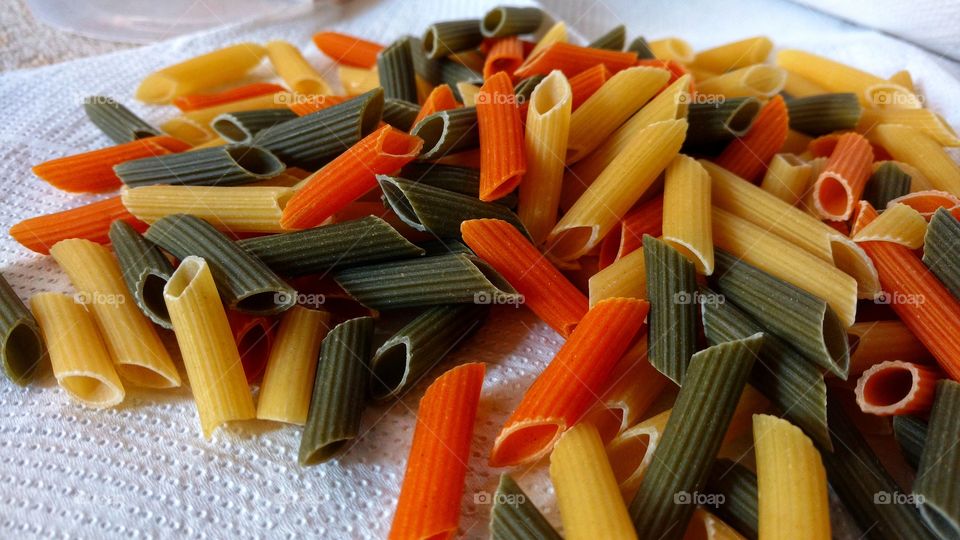 Macarrão colorido para uma sopa deliciosa com bons temperos; cheiro verde, pimenta e legumes.