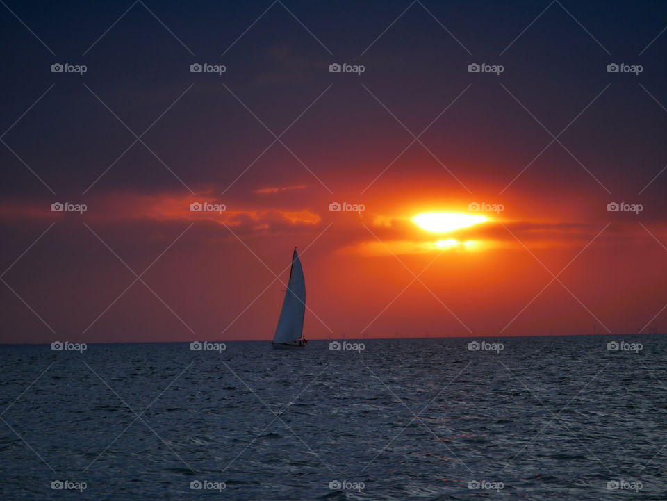 Segelboot und Sonnenuntergang