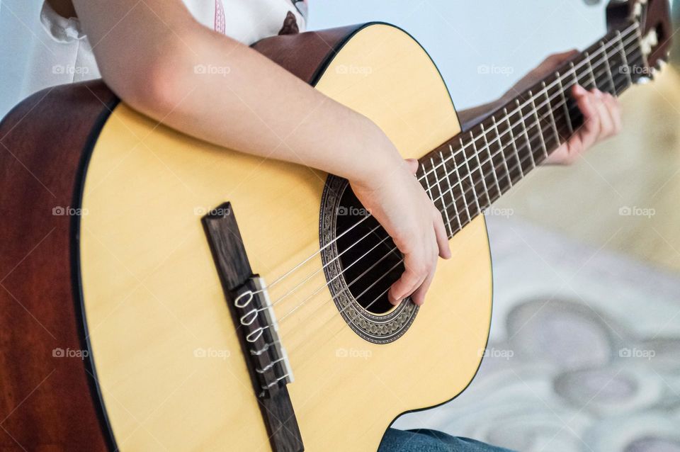 Girl playning the gitar