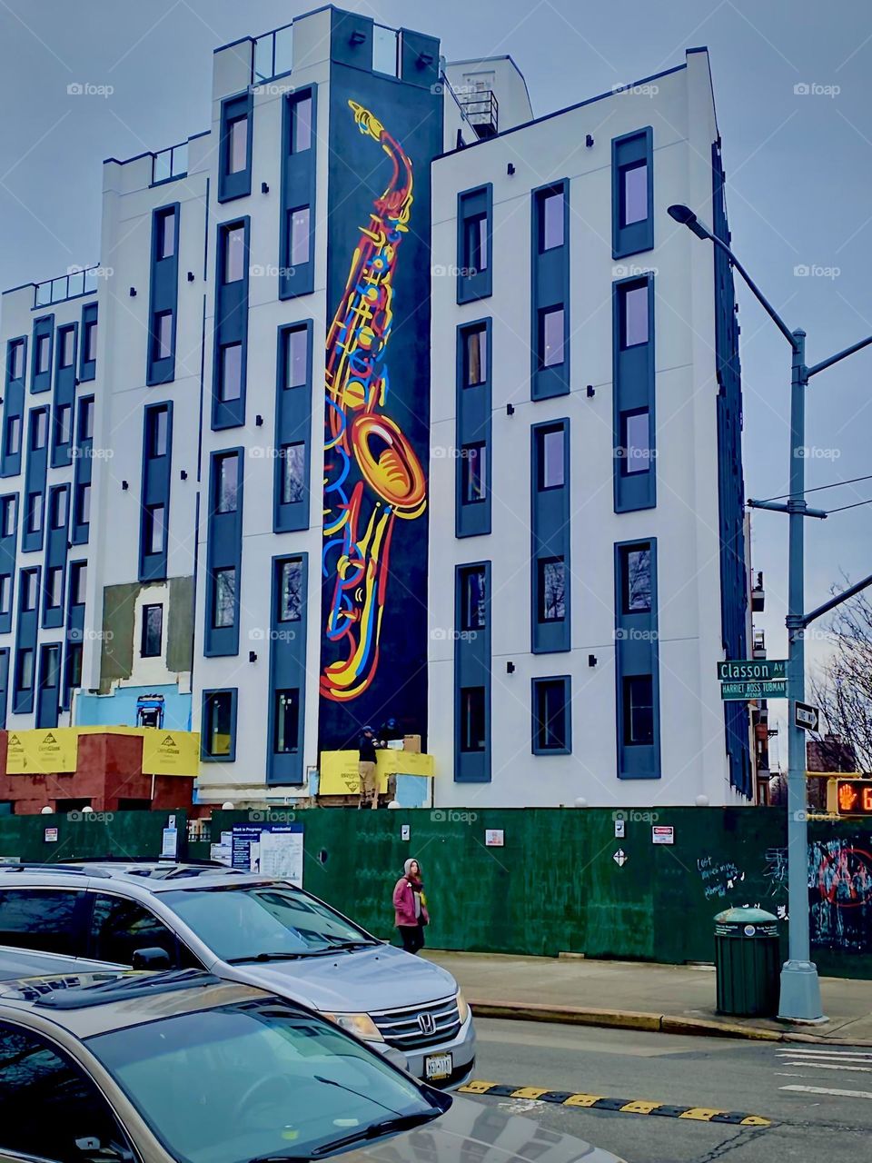 With a brand new facade & outfitted with a Jazzy big city mural this building in „Fort Greene“ is going down the way of Thank the Lord very gradual gentrification. Now the building’s inside will have to follow suit. 2023. Hypnotic Productions