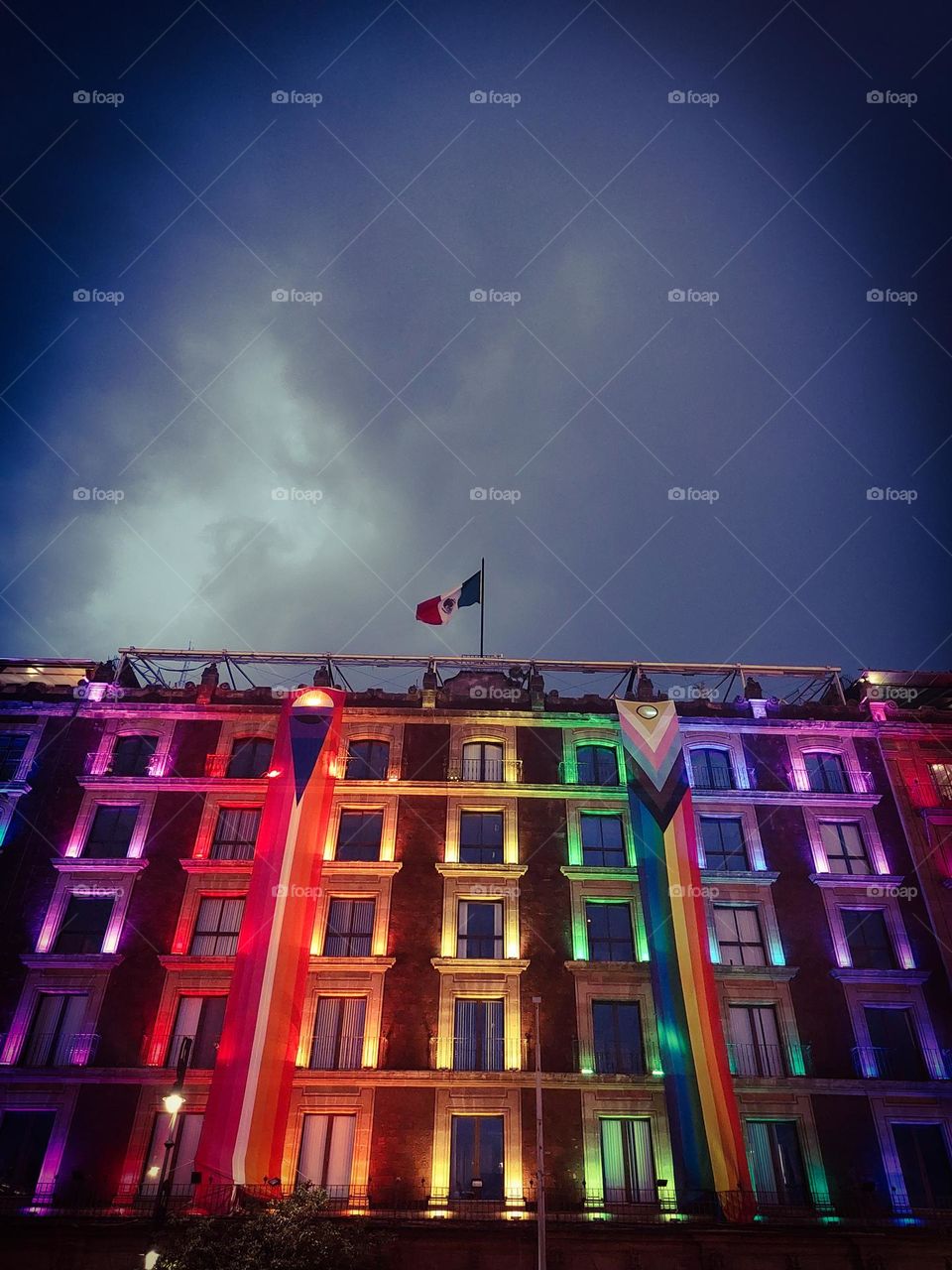 Cdmx, edificios iliminados de colores.