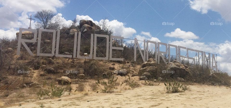 Letreiro Roliúde Nordestina, como é conhecida a cidade de Cabaceiras/PB por ter sido cenário de diversas produções cinematográficas brasileiras.