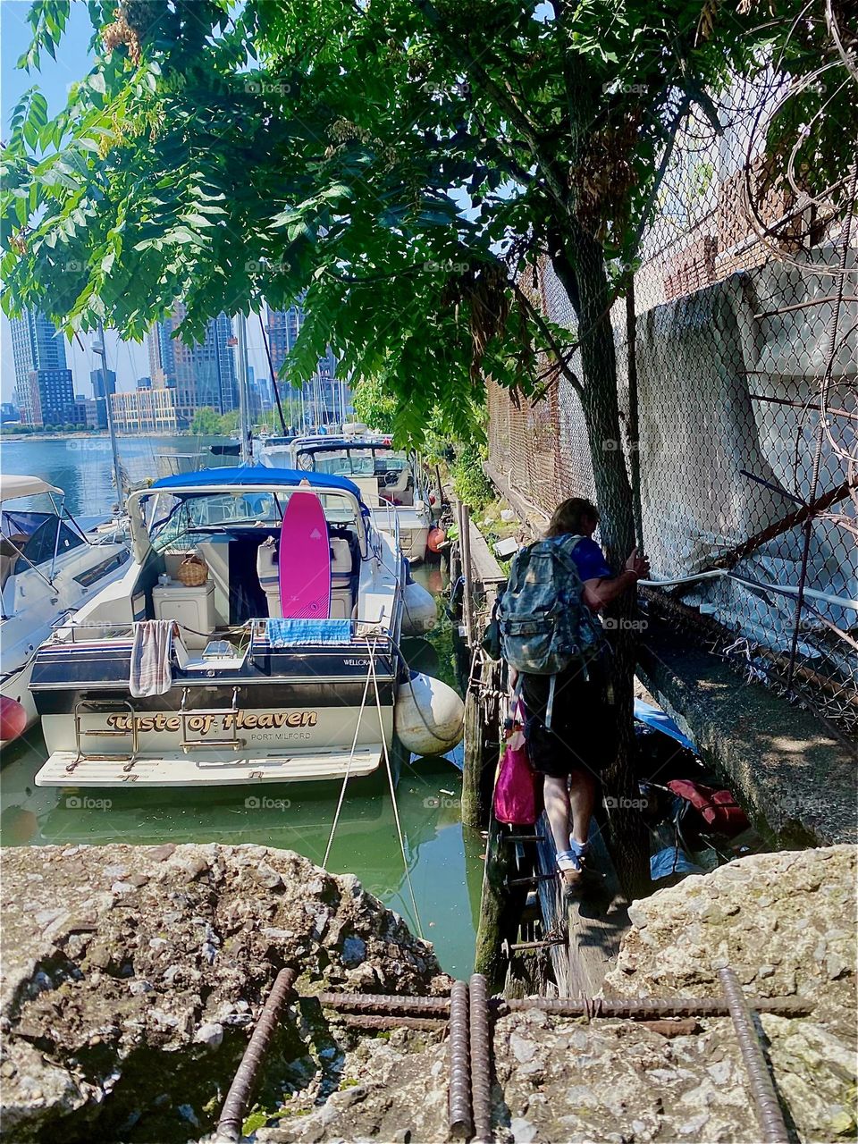 Walking along the bulkhead on the LIC side of „Newtown Creek“ by the „Pulaski Bridge“ lugging back rucksacks filled with groceries is one of the things one gets used to if one lives on a boat. 2023. Hypnotic Productions