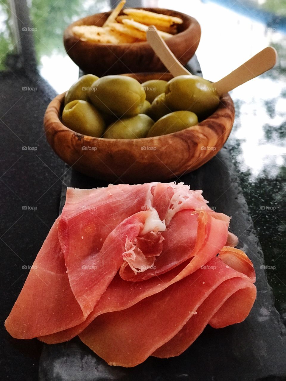 Tapa plate with ham and green olives