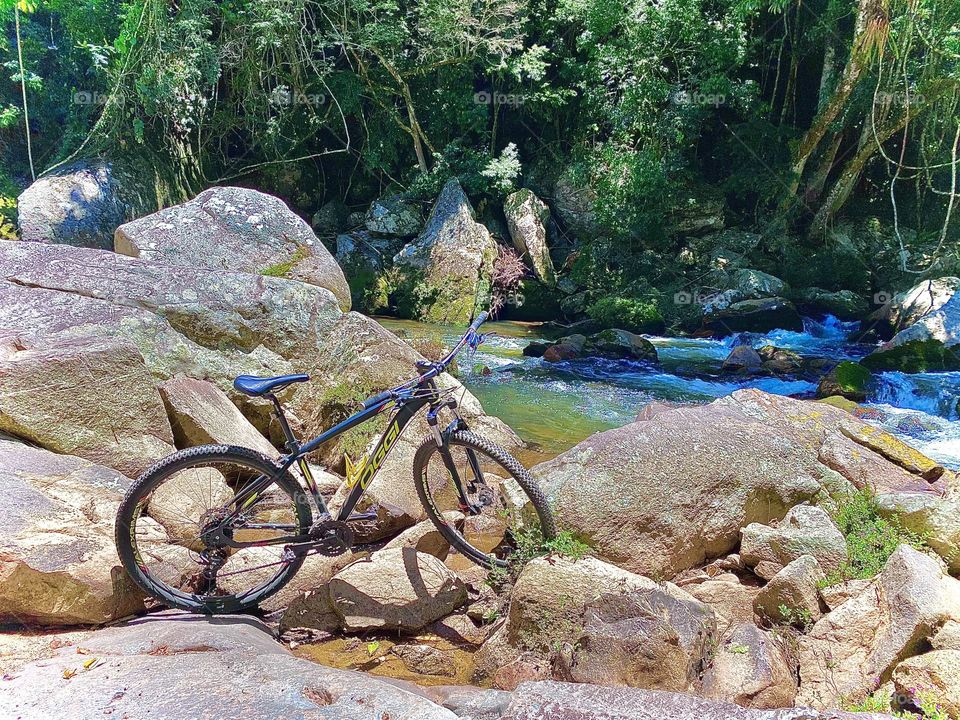 Passeio de bicicleta ao ar livre 