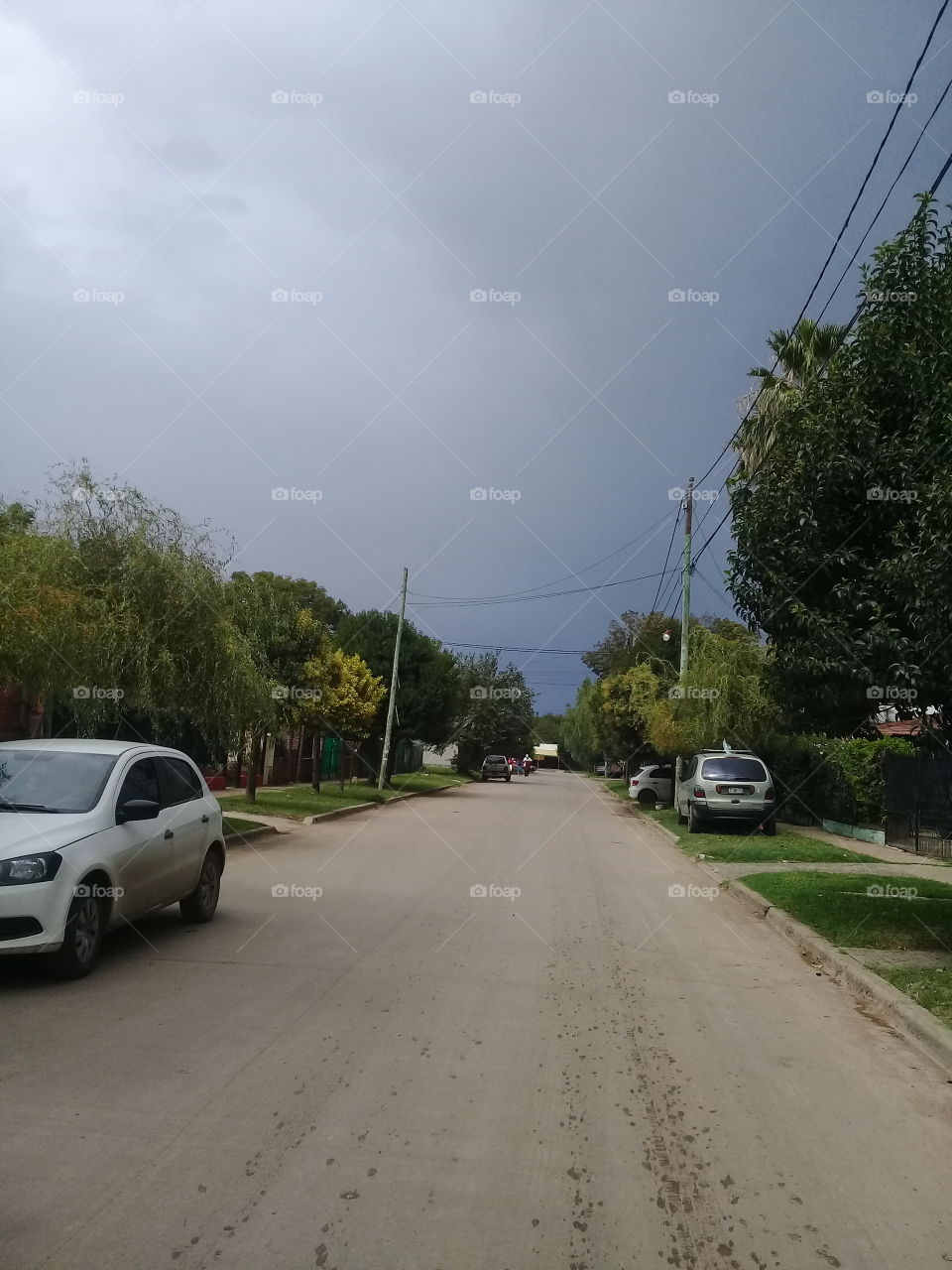 Imagen de una tranquila calle pueblerina en una tarde muy tormentosa de fines de verano. General Rodríguez.  Buenos Aires. Argentina