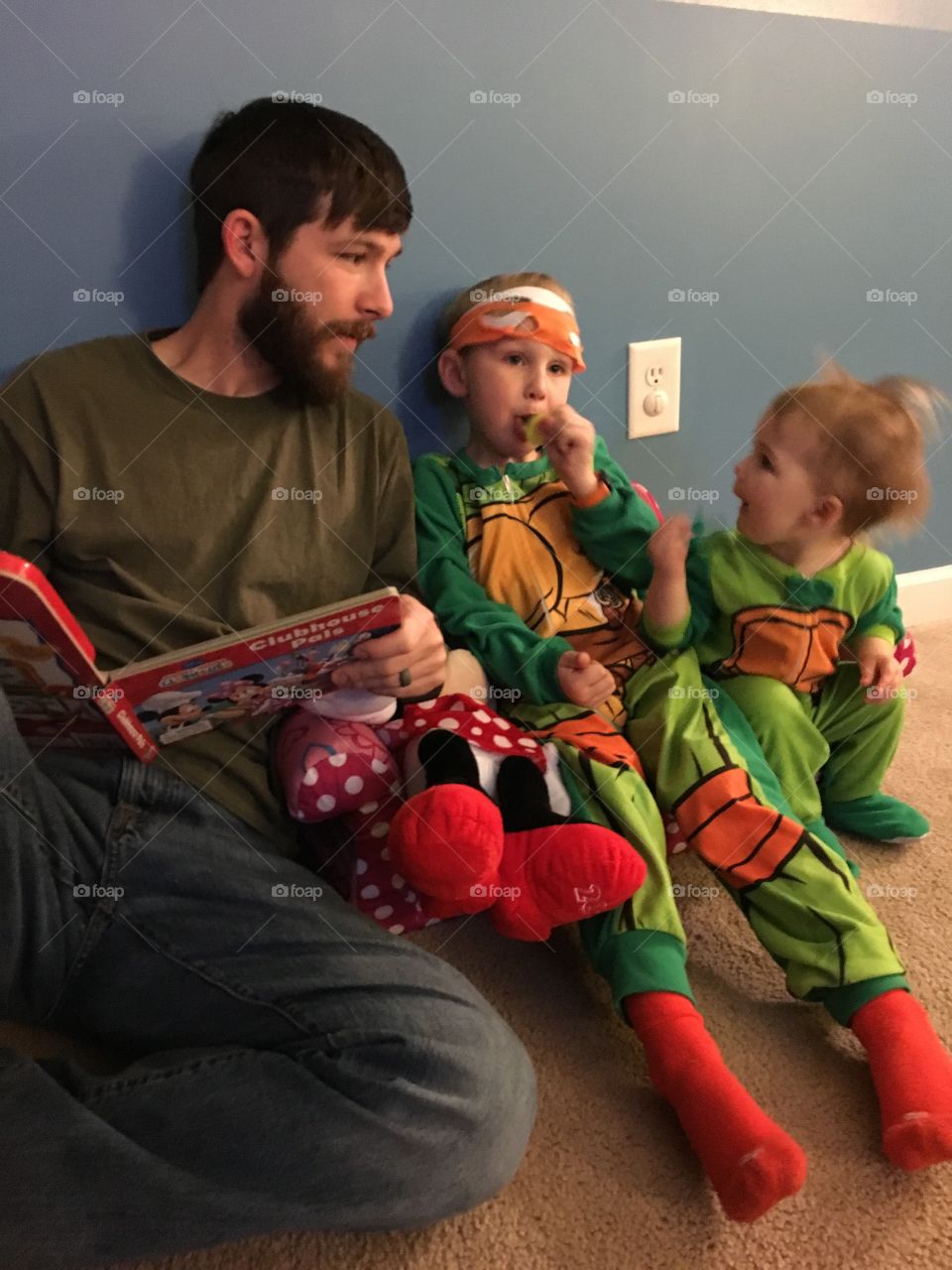 Family reading 