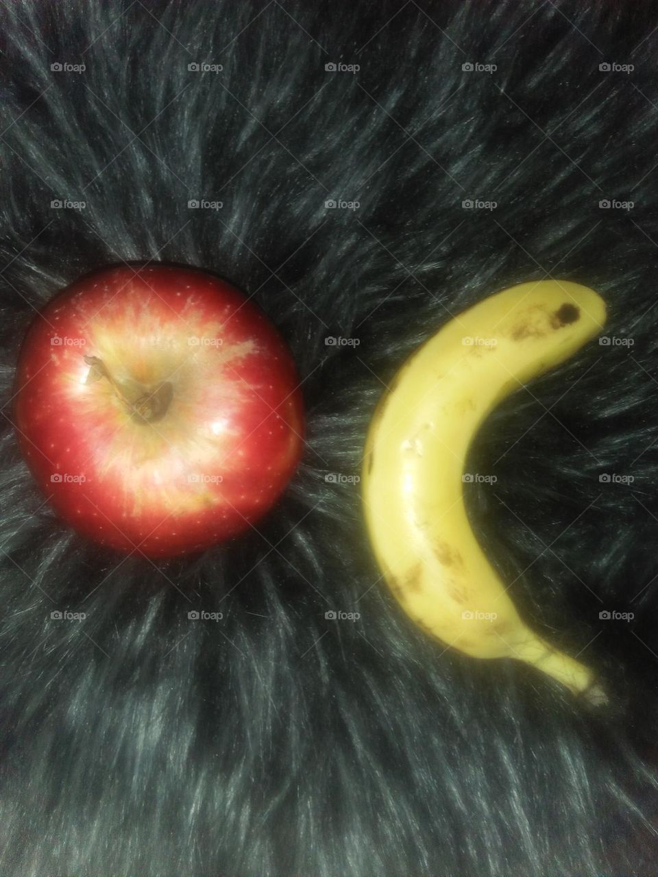 Red apple and one banana.