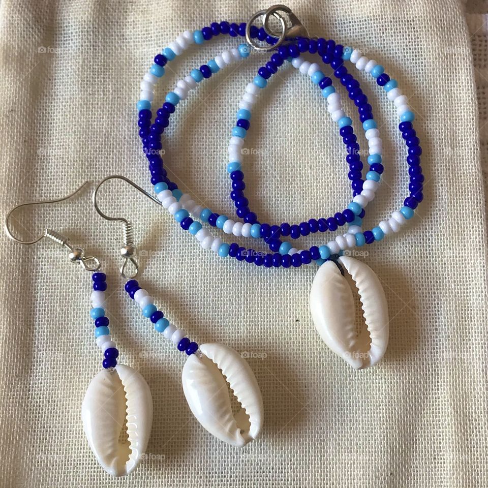 Look at this shocker necklace with a pair of earrings that's beautiful. I myself do it. Olha esse colar shocker com um par de brincos que lindo, eu mesmo que faço❤️