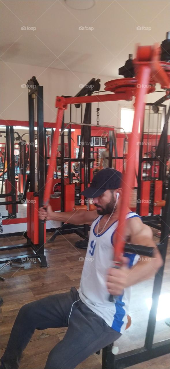 the headphone what i use for listen to music in salle of gym