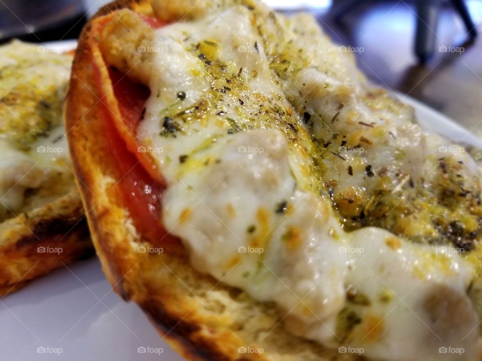 pizza bagel