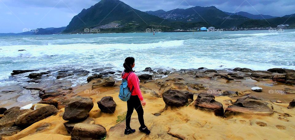 Ruifang Shen'ao Cape Elephant Trunk Rock Trail, Staring into the distance and meditating.