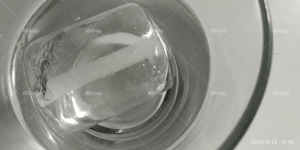 vaso con agua y hielo