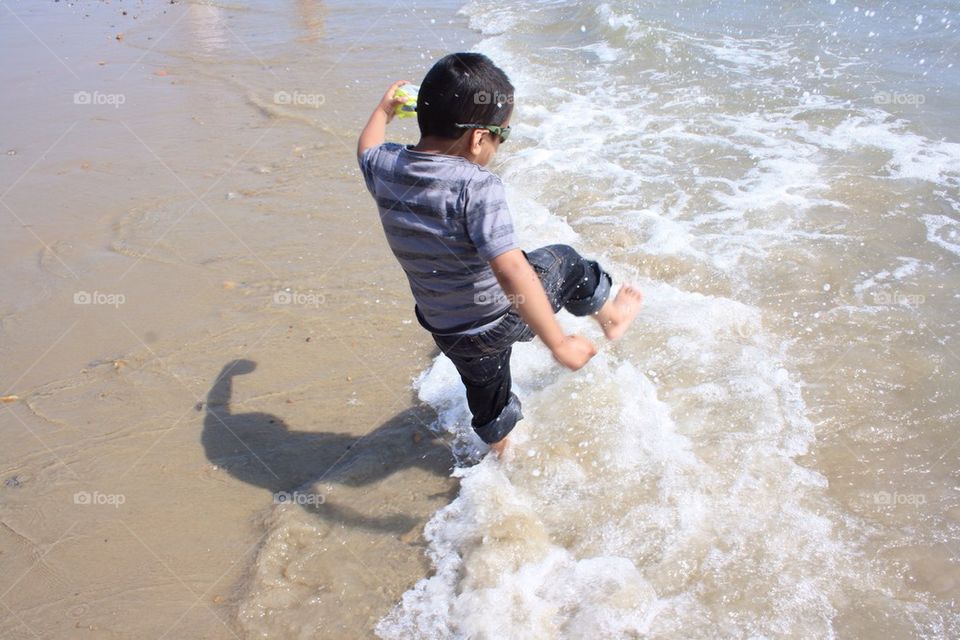 child playing seaside splash by uzzidaman