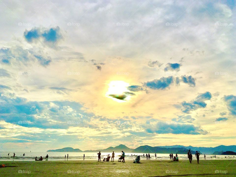 A summer day!  Look what incredible sunshine we have here in Brazil and what a wonderful beach (Santos, São Paulo coast). / Um dia de verão! Olhe só que sol incrível nós temos aqui no Brasil e que praia maravilhosa (Santos, litoral paulista).