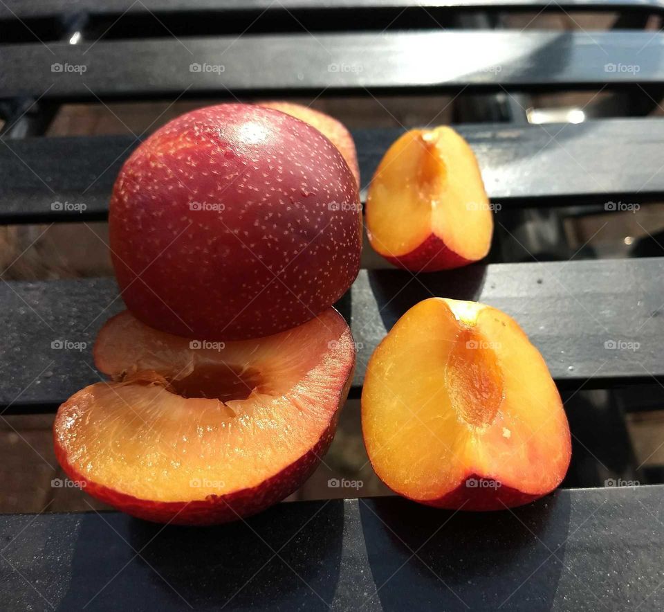 plums red fruit juicy sweet sunshine