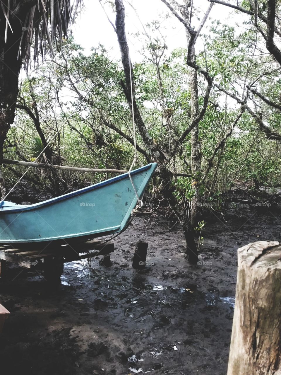 Barca azul esperando sua aventura.