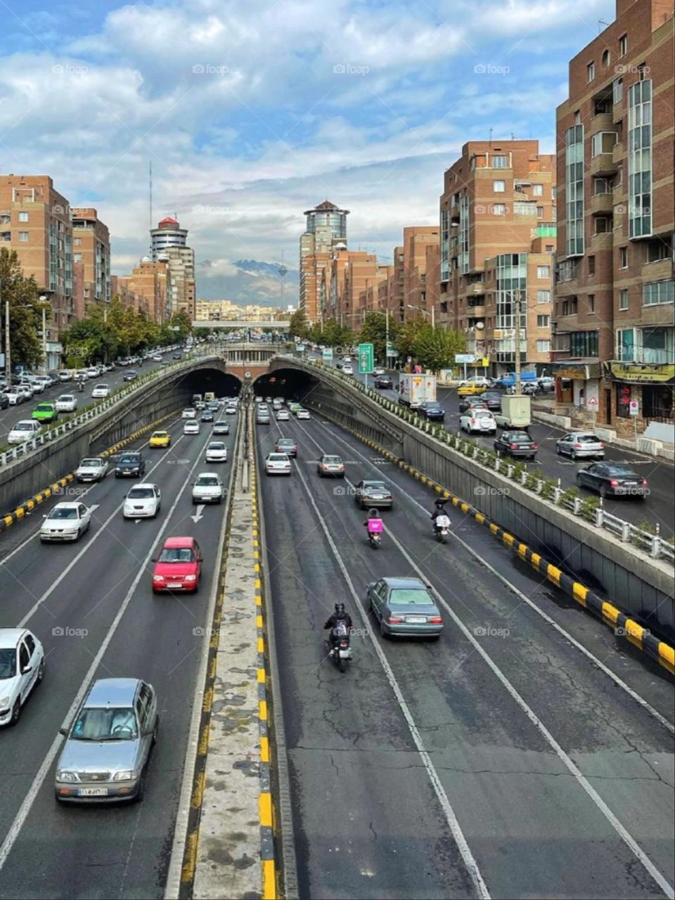 I like this busy street, the sound of cars is the sound of life