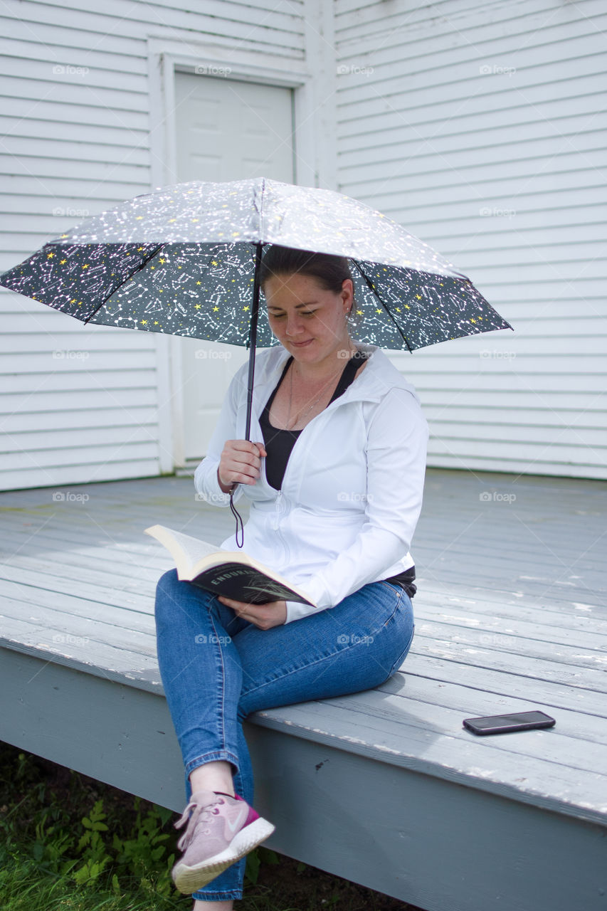 When I saw this clear umbrella I immediately said to
myself I want one! It’s perfect for photo ops! And totes brand makes them high quality! Love it! I bought two!