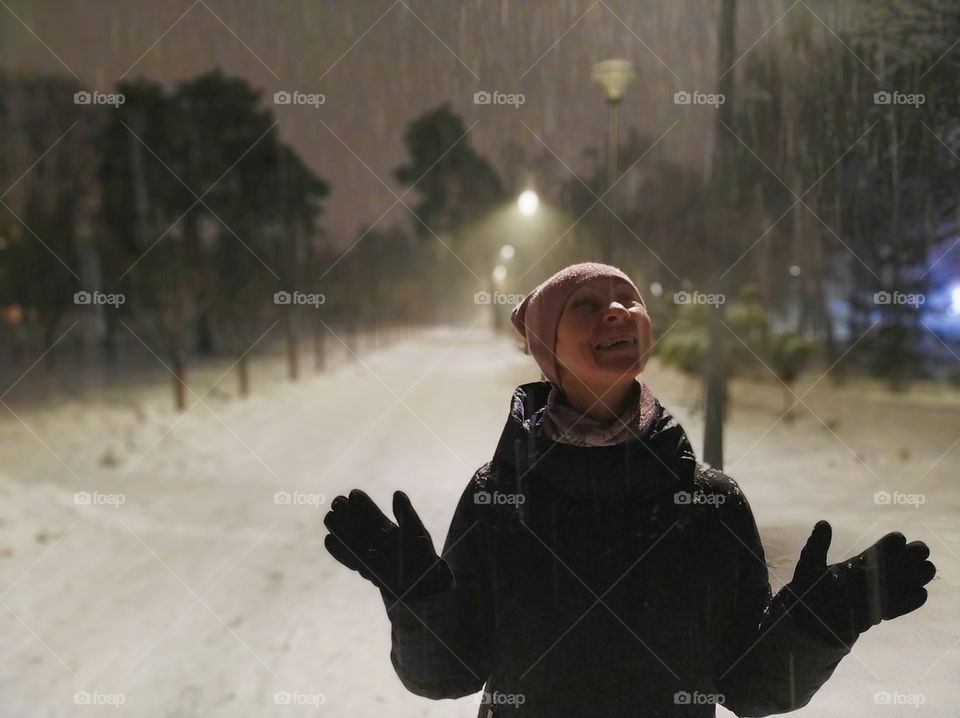 one girl in an empty park on a winter evening in the city of Kiev