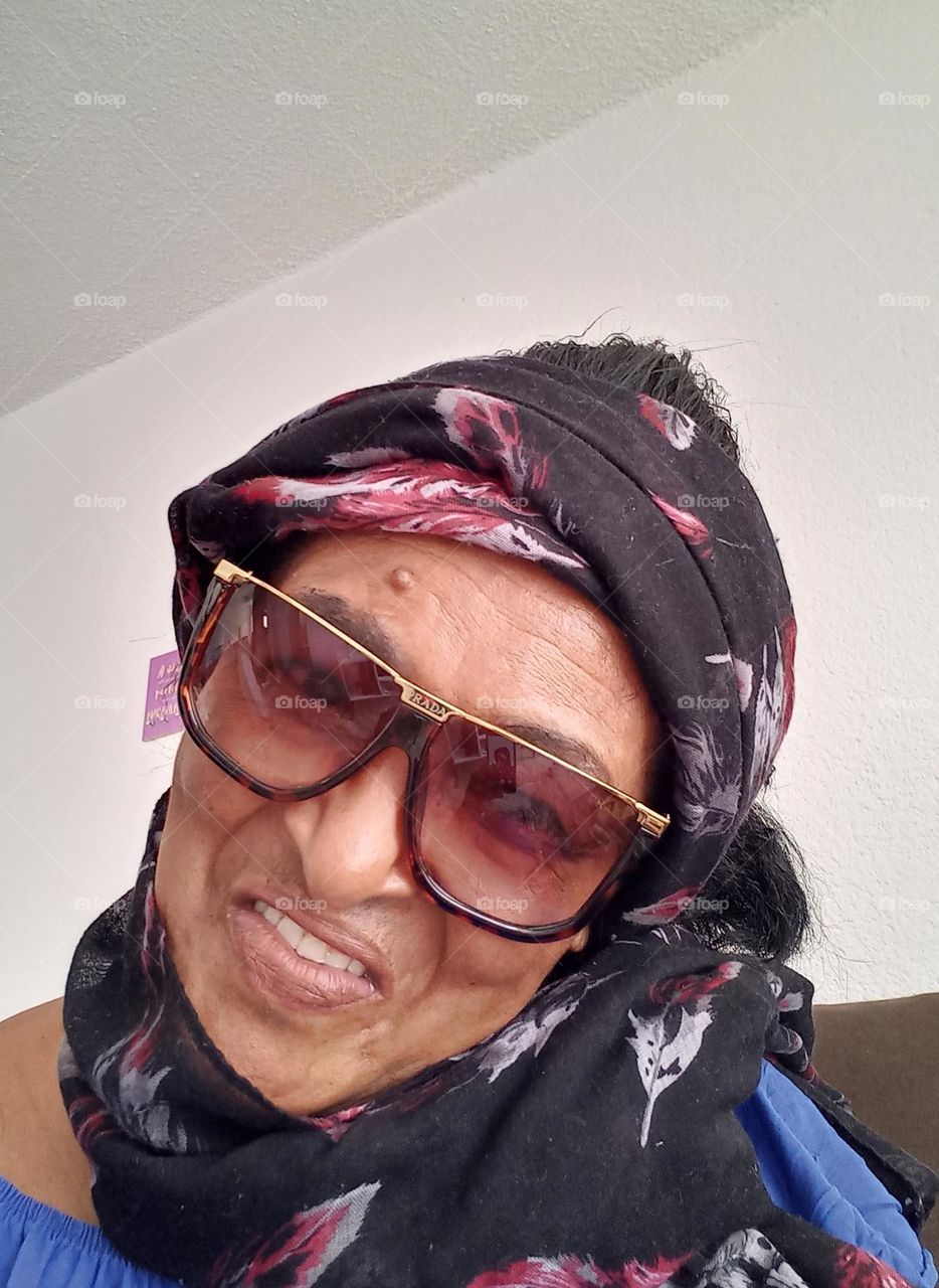 Somos felizes, quando nos alegramos com algo, alguém  ou circunstâncias  e situações  que alegram o nosso eu, ou o nosso ego