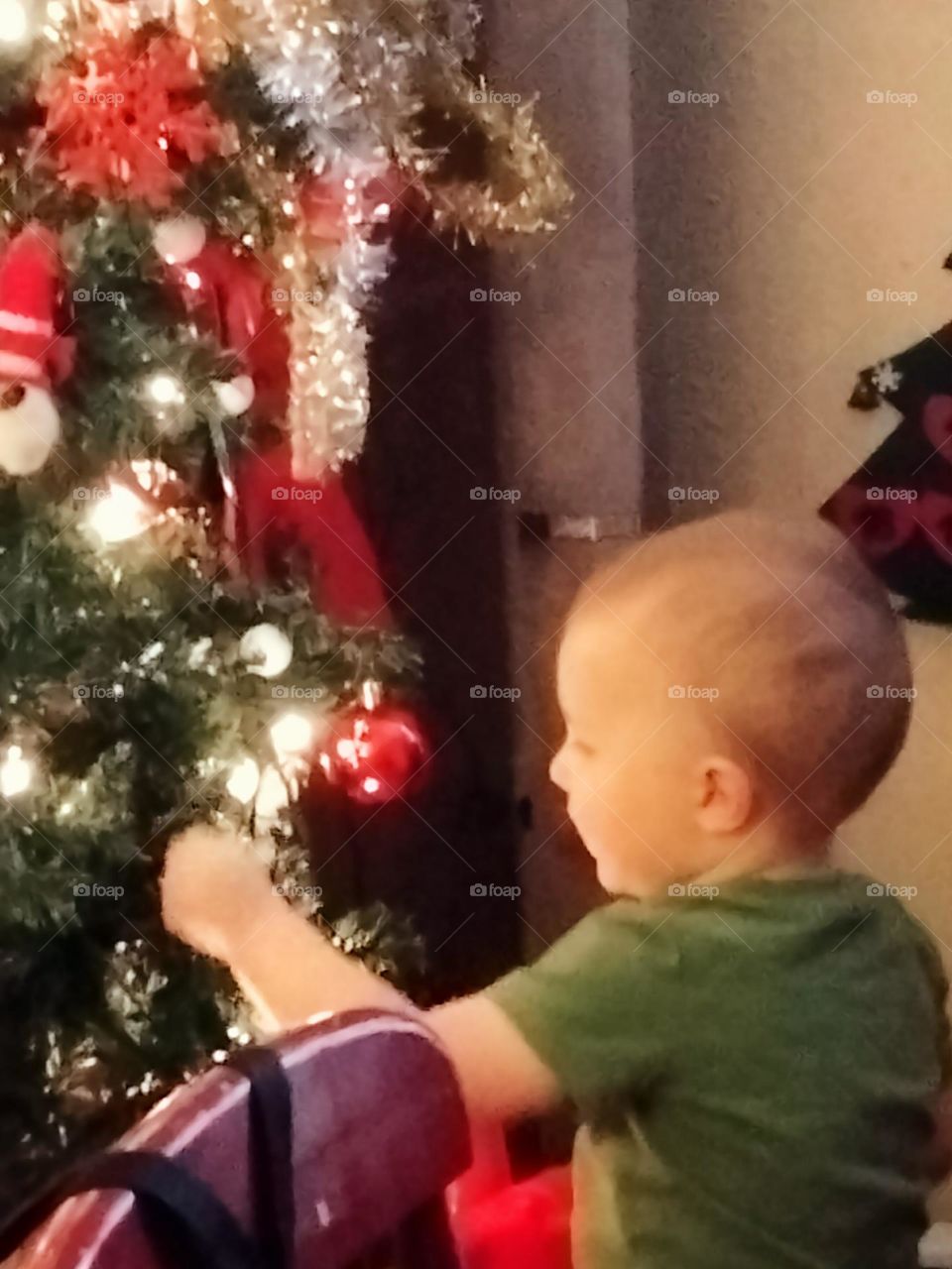 decorate Christmas tree