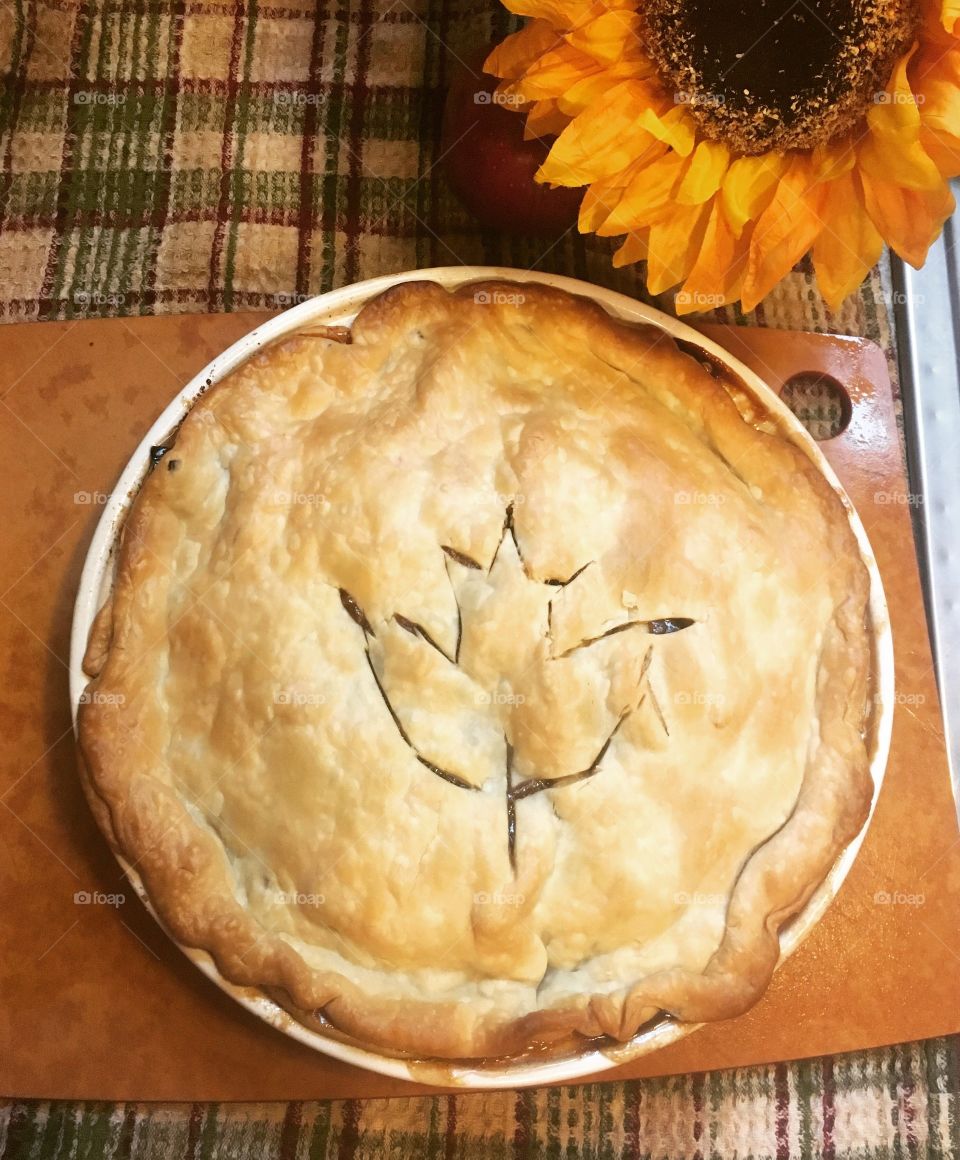 Celebrating Canadian thanksgiving with a warm homemade apple pie