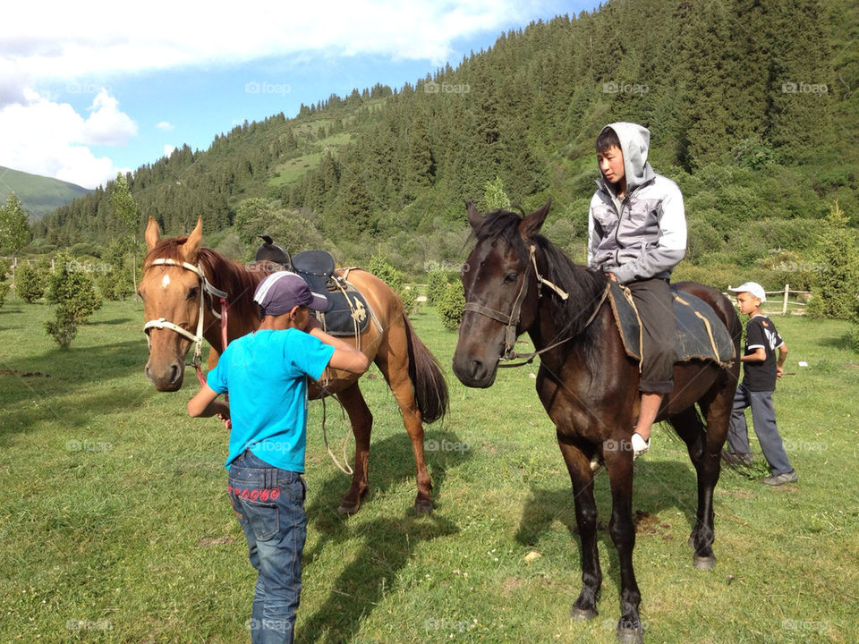 berge pferde kinder kirgisistan by maecbookpro