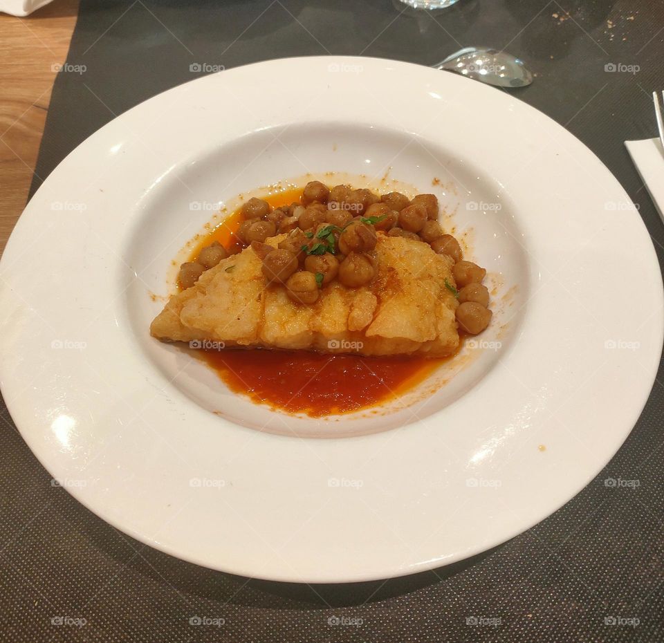 Bacalla a la llauna amb cigrons