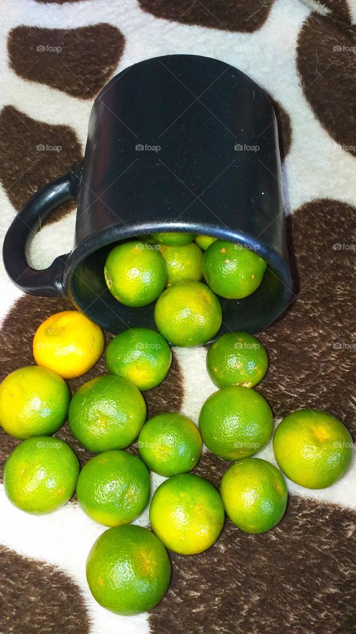 ripen oranges in a fallen clay mug - summer treats