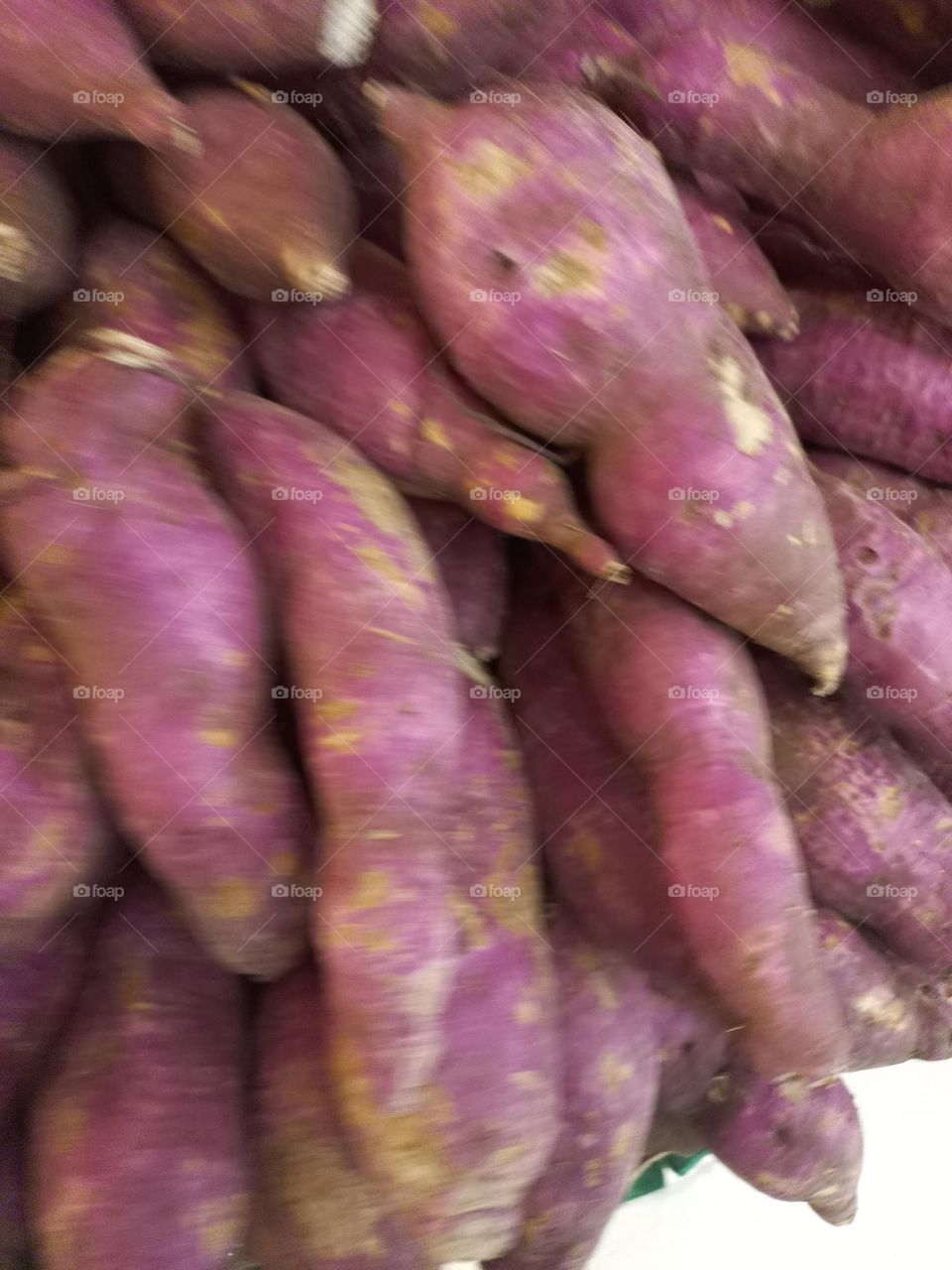 A batata- doce é uma fonte de carboidrato saudável,  rica em fibras, vitaminas A, C,  do complexo B e sais minerais