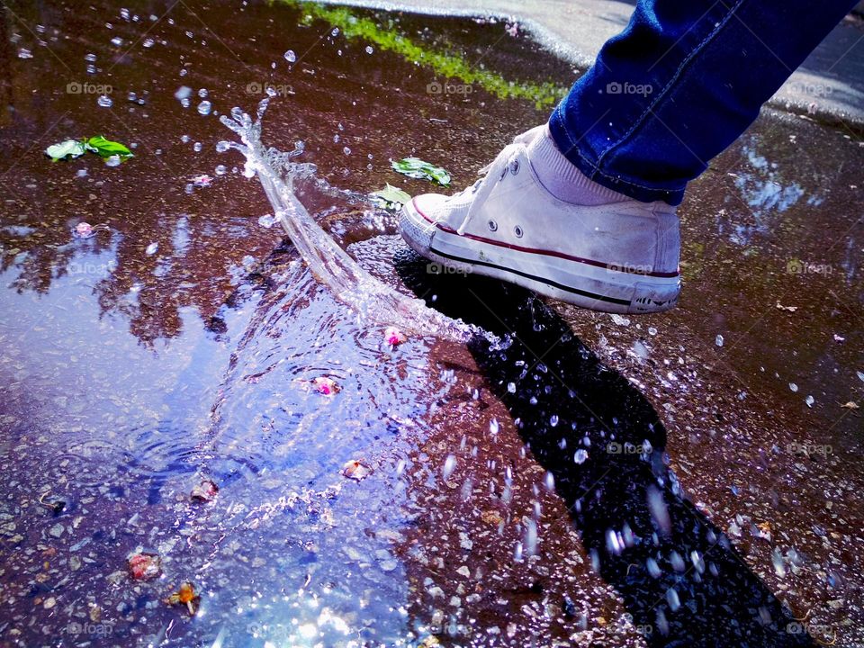 Water splashes made by strapping into the paddle