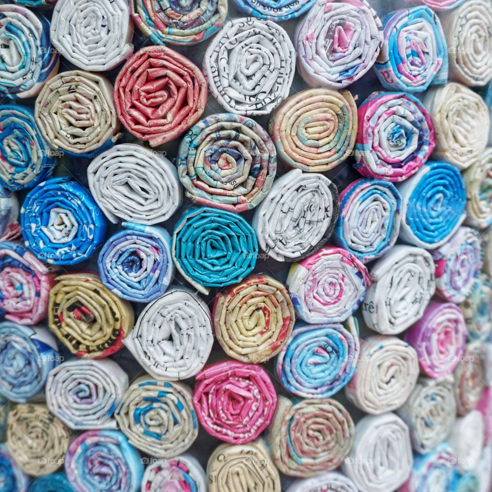 This is a close up shot of a vase through a shop window ... it was decorated in tiny scrolls of rolled up paper from magazines .. really effective ... caught my eye 💜