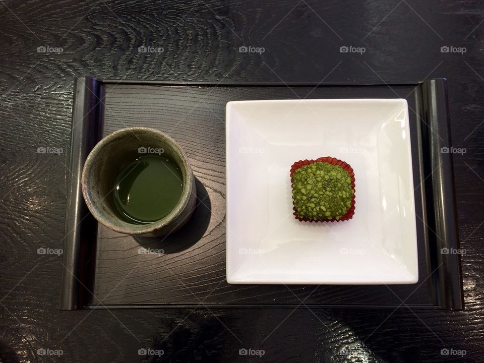 Green tea and chocolate mochi cake