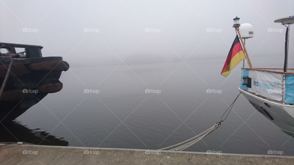 Rostock Hafen zwischen zwei boote, nebel