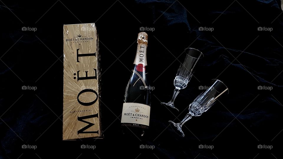 Romance, a bottle of champagne with gift box and two crystal glasses on dark background - Romantik , en flaska champagne med presentask och två champagneglas på mörk bakgrund 