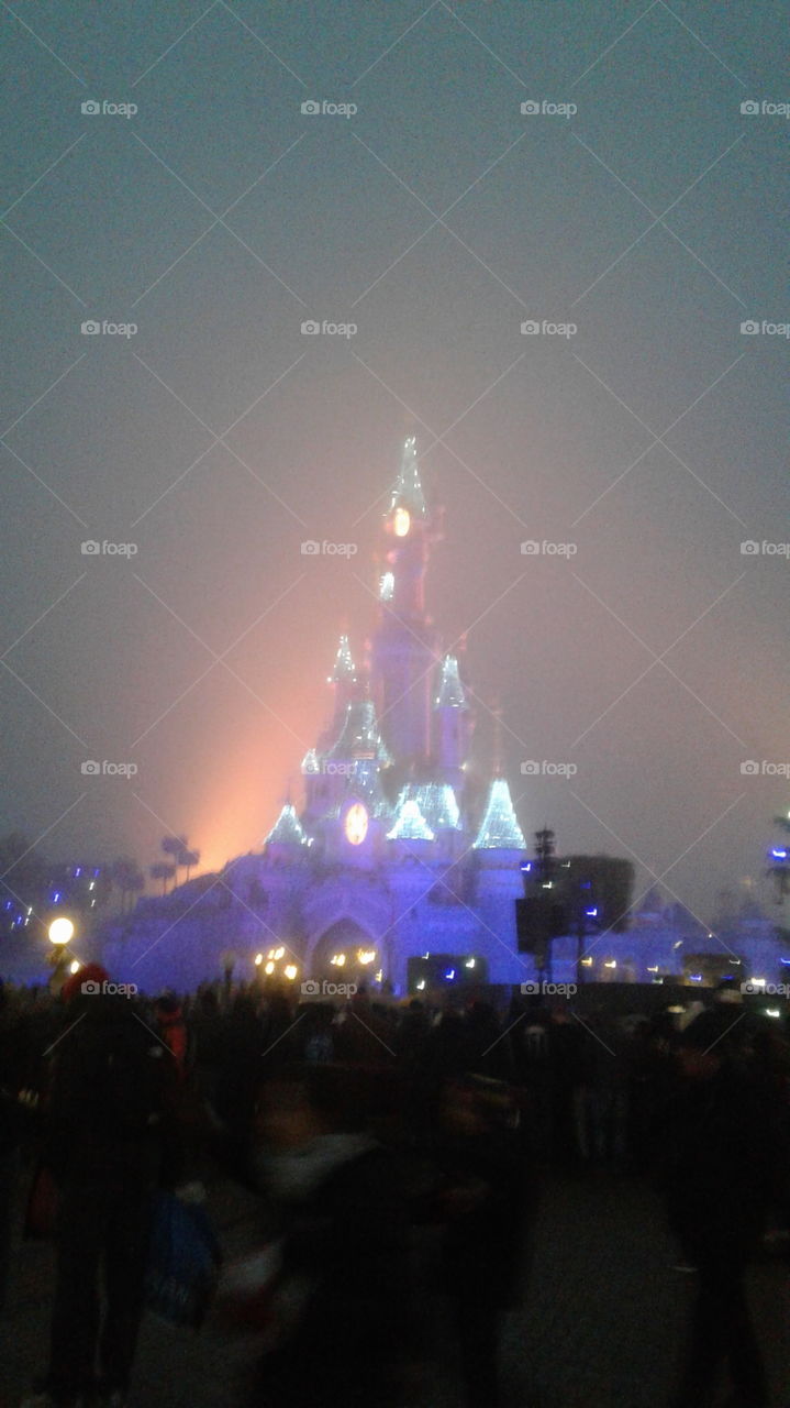 château de Disneyland dans brouillard