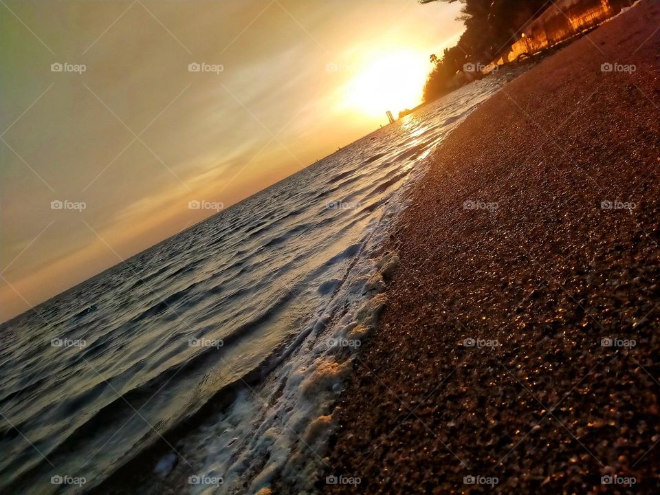 Sea view in the evening, seeing the sunlight